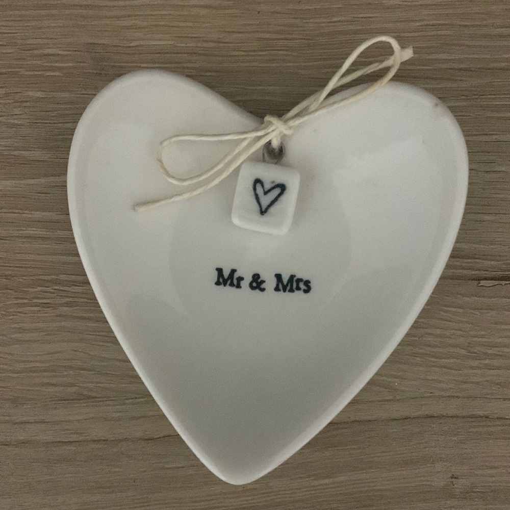 ☀️ 5/$25 Mr and Mrs. Heart-Shaped Ring Dish